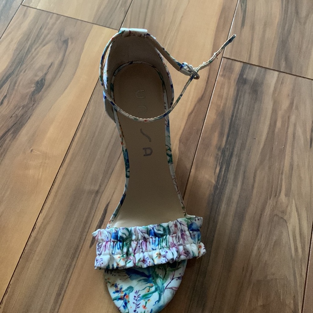Unisa Ruffle Block Heals - Picture 2 of 5